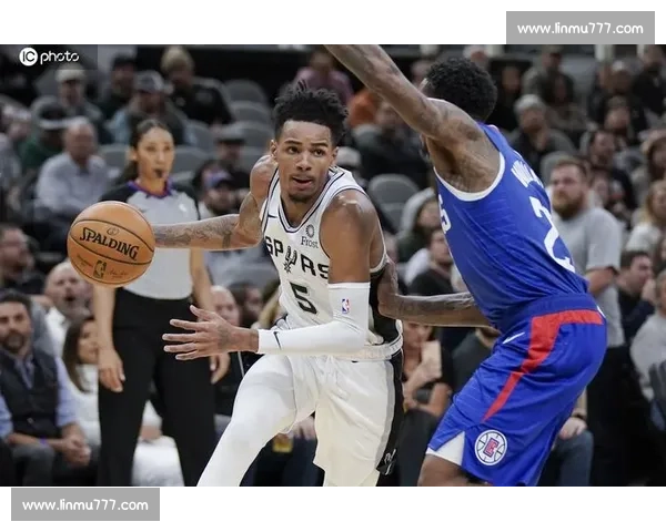 马刺对阵快船精彩对决全场回顾攻防博弈看点解析战术走势与关键瞬间复盘